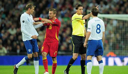 Illustre Runde: Peter Crouch (l.), Gareth Barry (r.), Manuel Gräfe und Milorad Pekovic