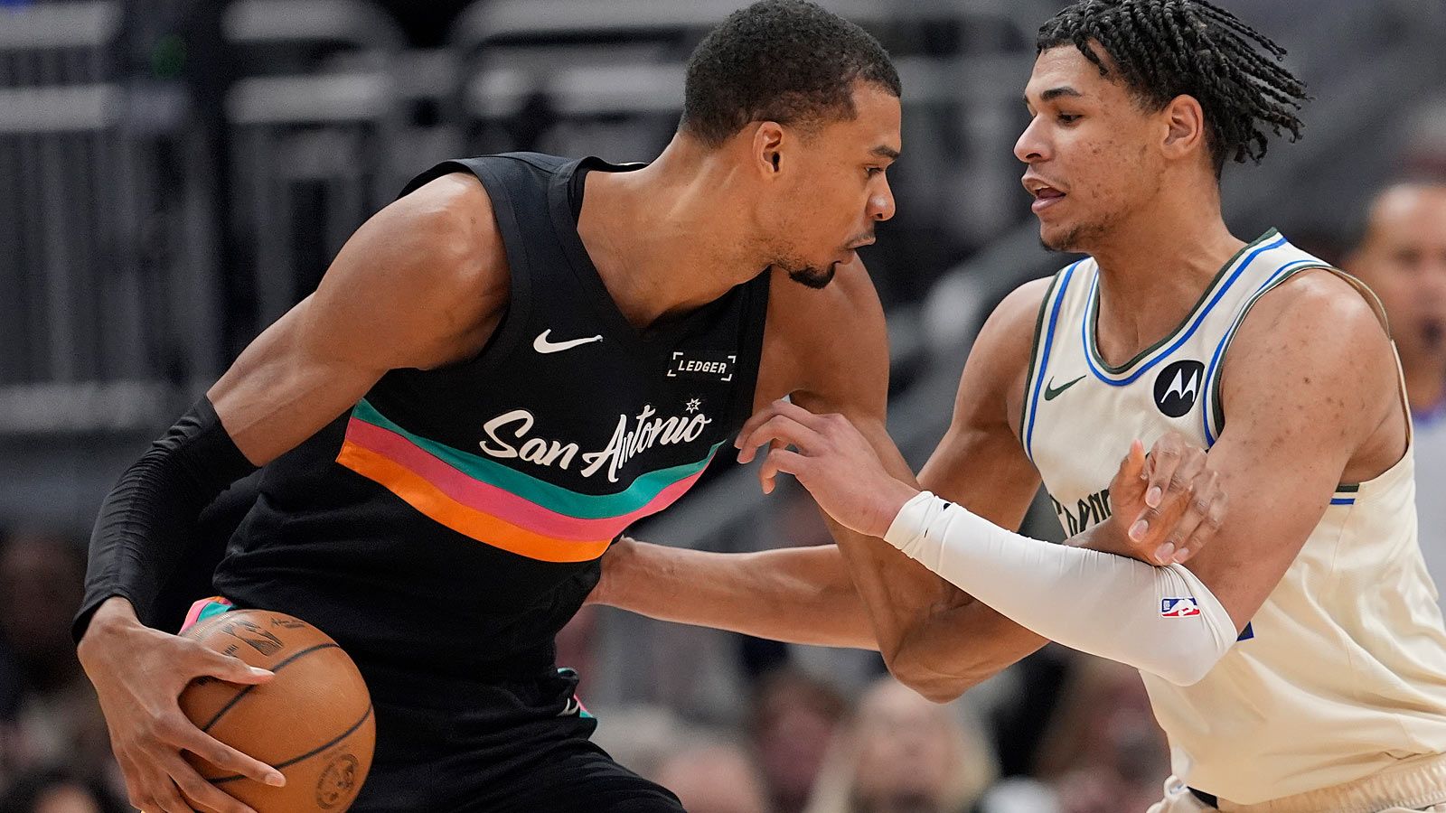 Spurs-Serie hält! Victor Wembanyama und Stephon Castle zerlegen die Milwaukee Bucks und bleiben NBA-Champion OKC auf den Fersen