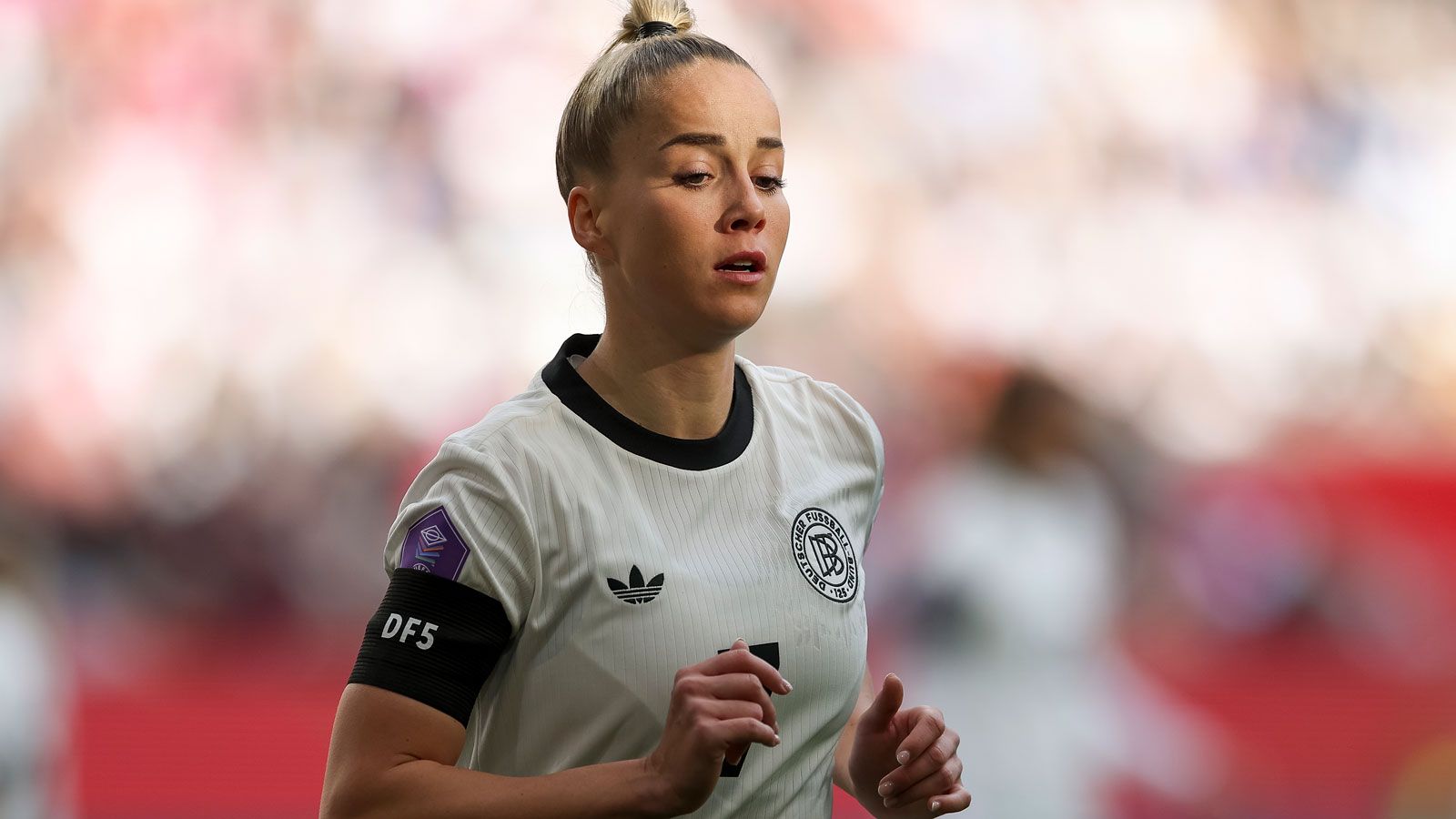 FC Bayern München, News: Giulia Gwinn stürmt auf Platz 1 der Bestsellerliste