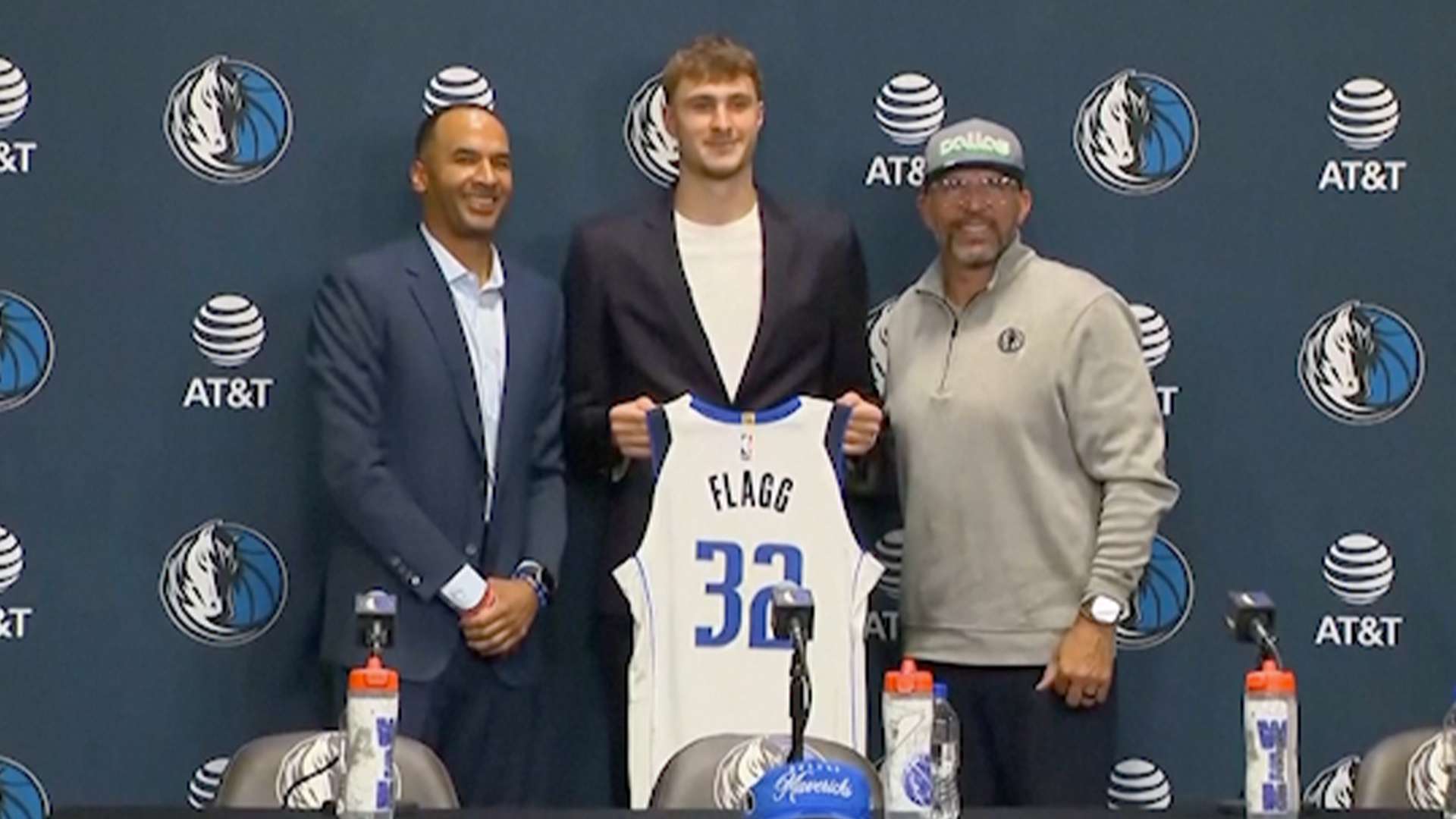 Nico Harrison, Cooper Flagg und Jason Kidd (v.l.n.r.)