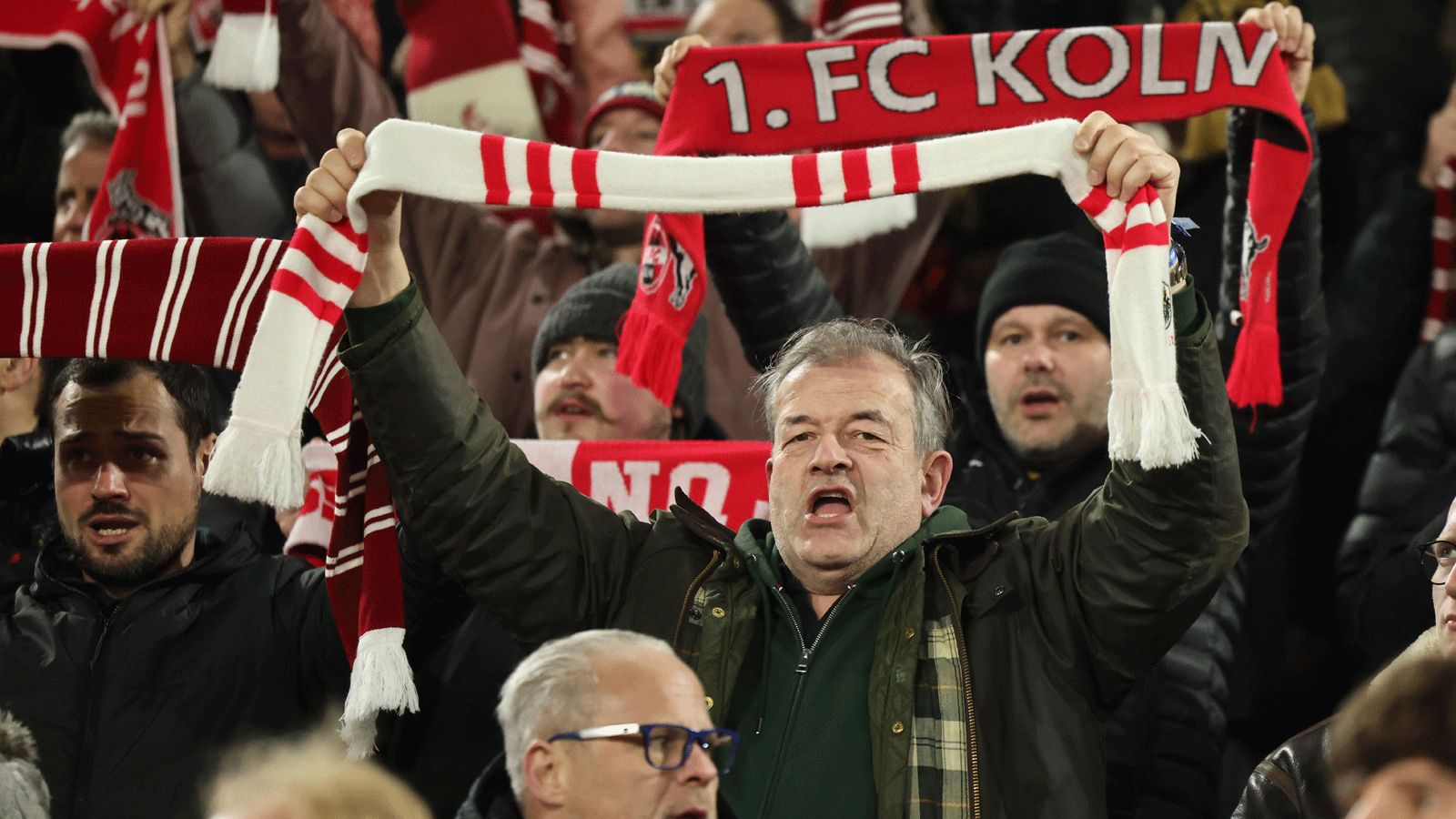 Ganz besonderer Moment bei Diversity-Spieltag: Fan des 1. FC Köln macht  Antrag im Stadion | SPOX