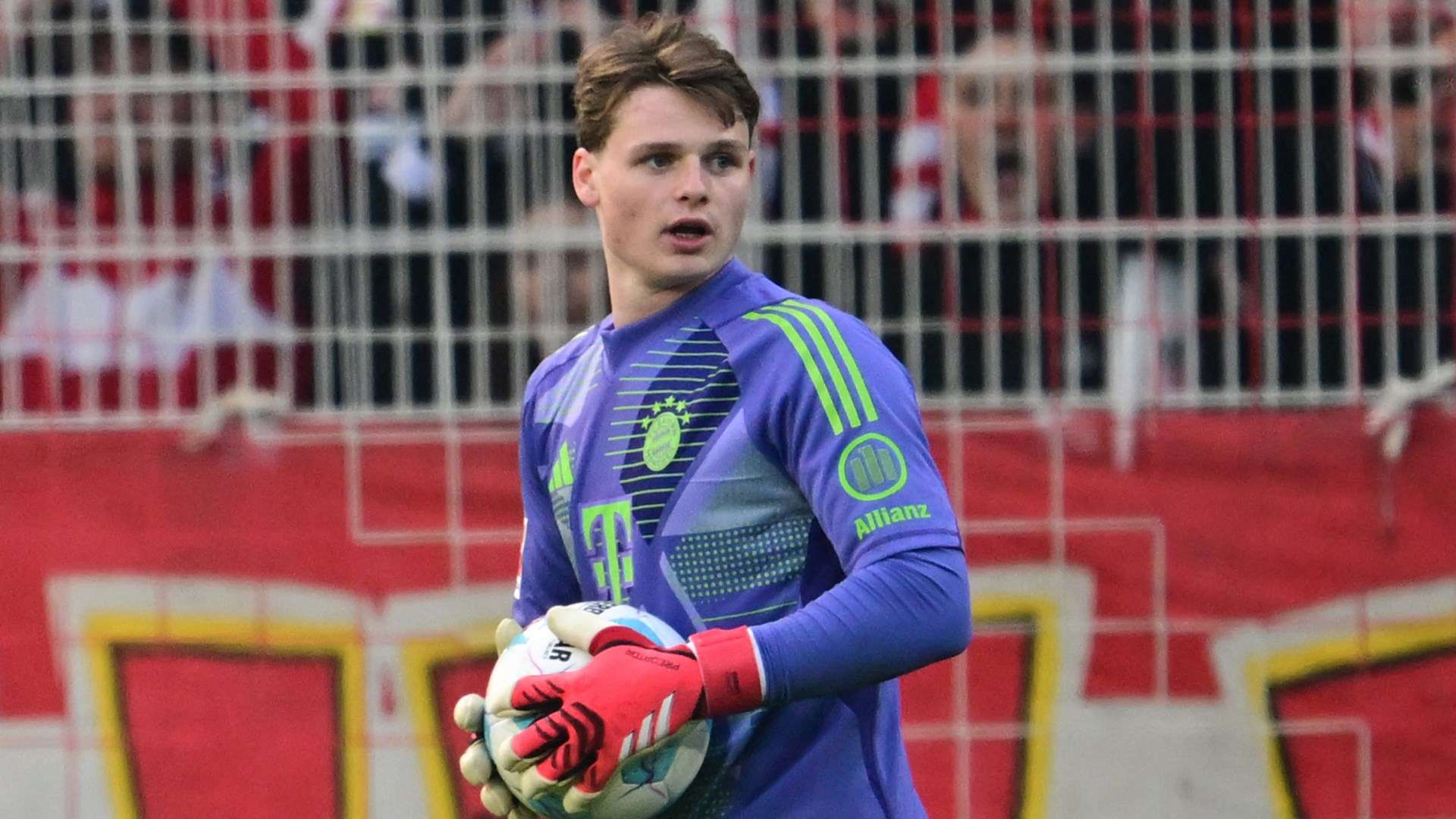 Jonas Urbig FC Bayern 2025