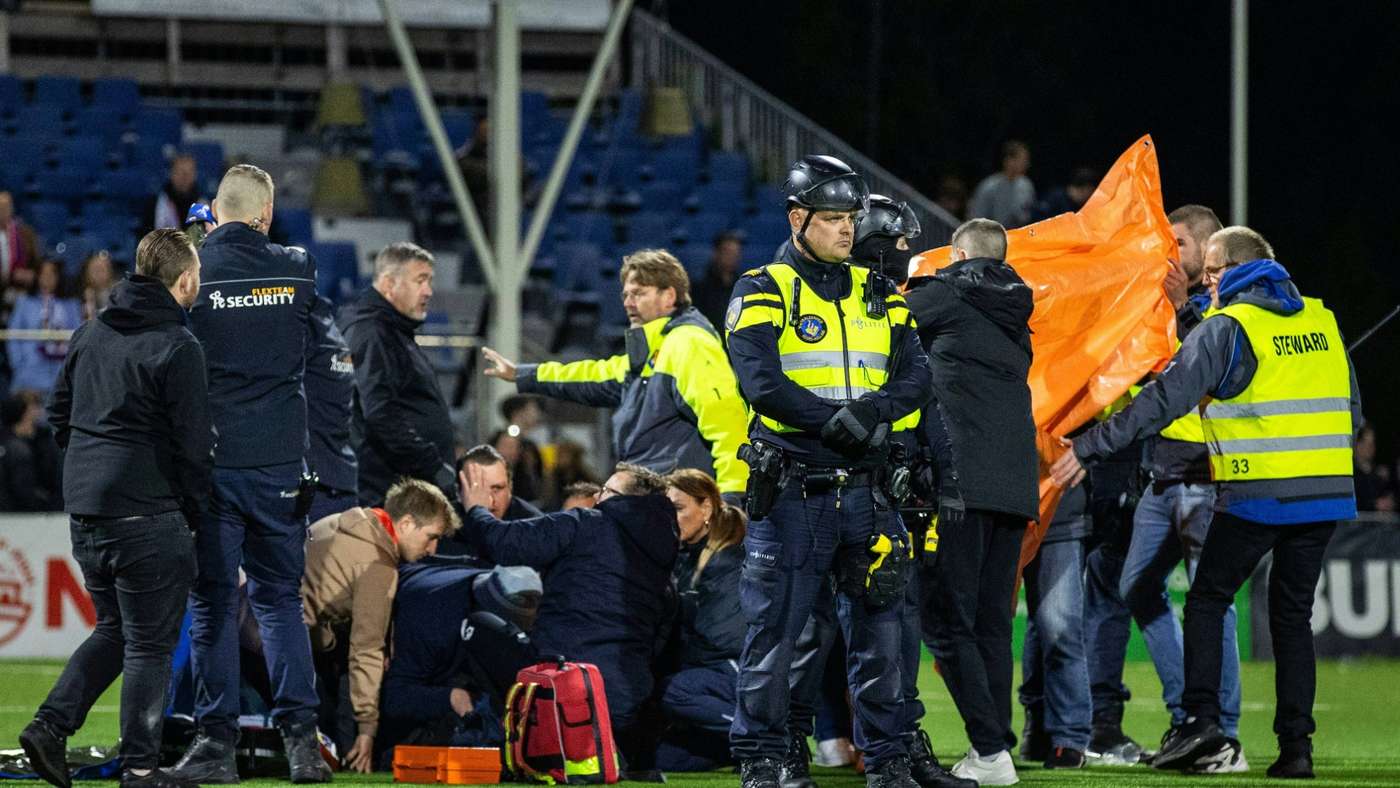 Notfall-Einsatz nach Abpfiff (© IMAGO/PRO SHOTS/SID/IMAGO)