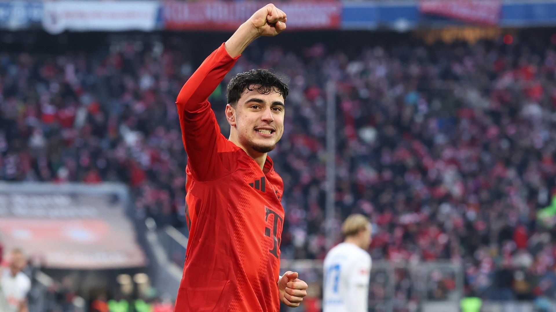 FC Bayern München, News: Pavlovic zurück auf dem Trainingsplatz