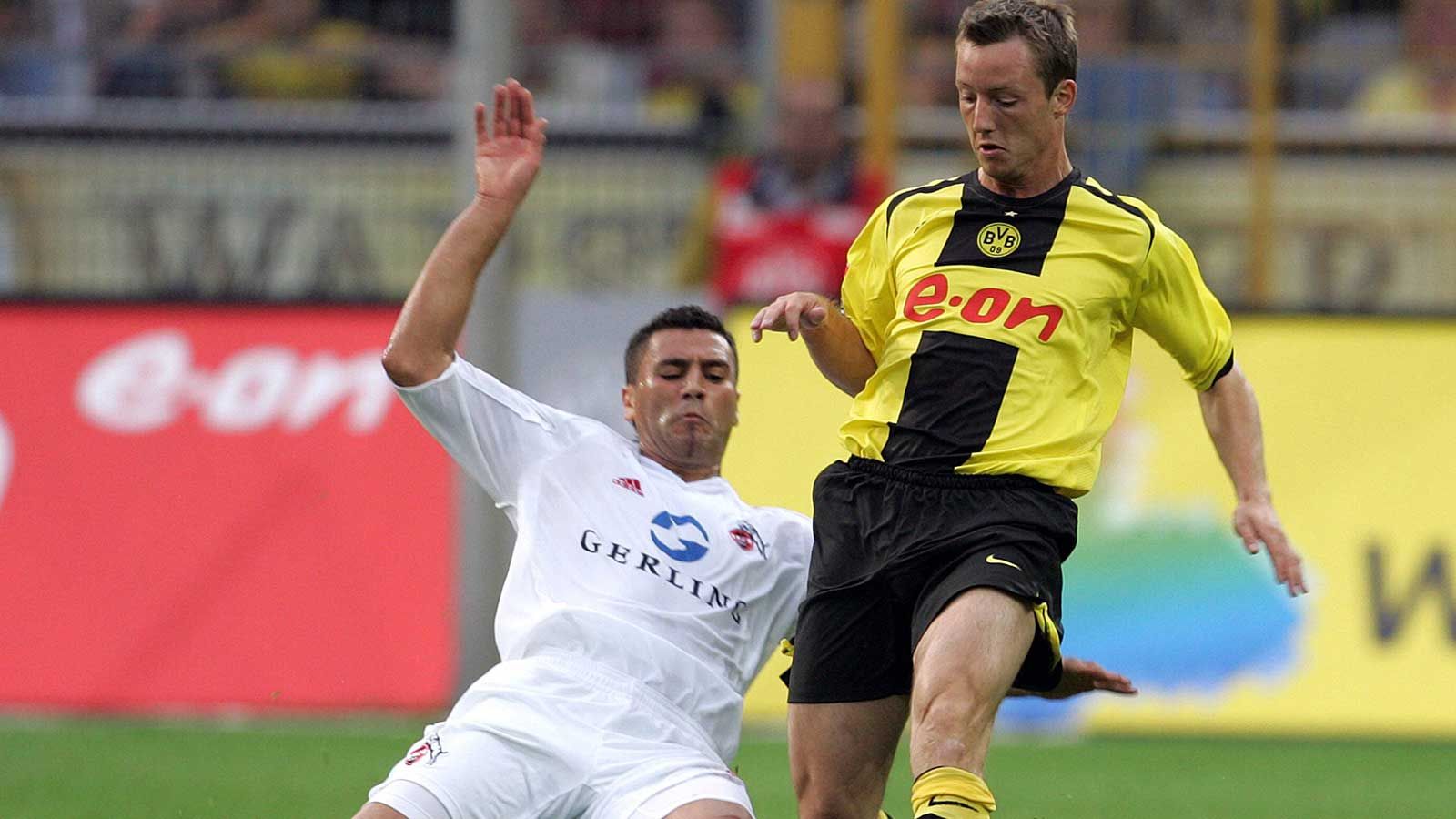 BVB coach Bert van Marwijk talking to players