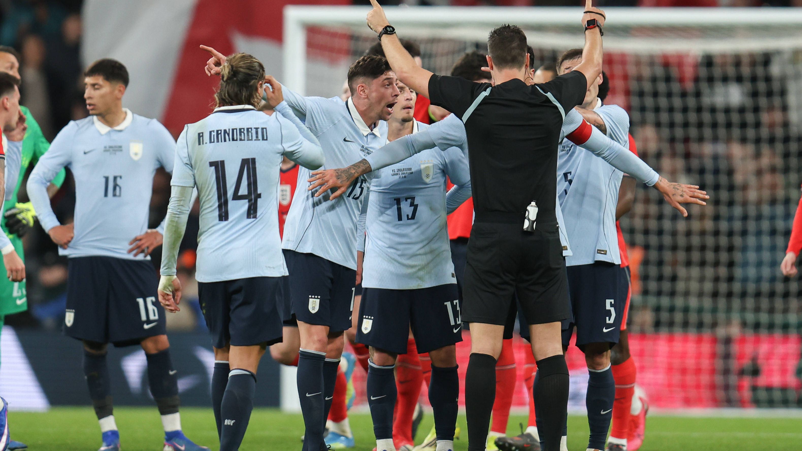 Zwei Gelbe Karten und kein Platzverweis? Deutscher Schiedsrichter nach Verwirrung um Manuel Ugarte beim 1:1 von England gegen Uruguay in der Kritik