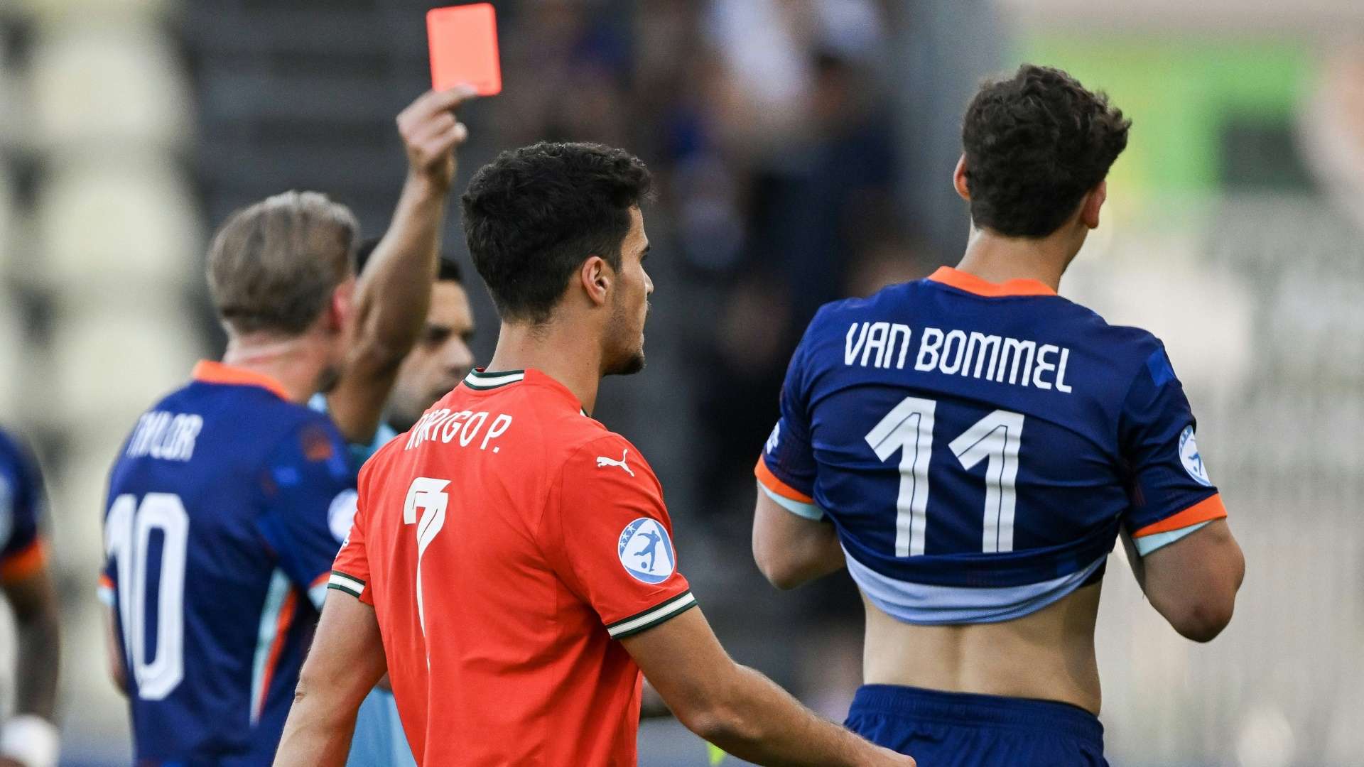 Früher Platzverweis für Ruben van Bommel (&#169; IMAGO/Gerrit van Keulen/SID/IMAGO/Gerrit van Keulen)