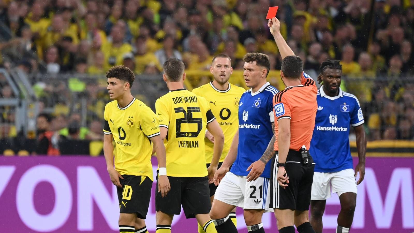 "Das finde ich noch schlimmer": Samuele Inacio feuert Flasche gegen BVB-Logo | SPOX