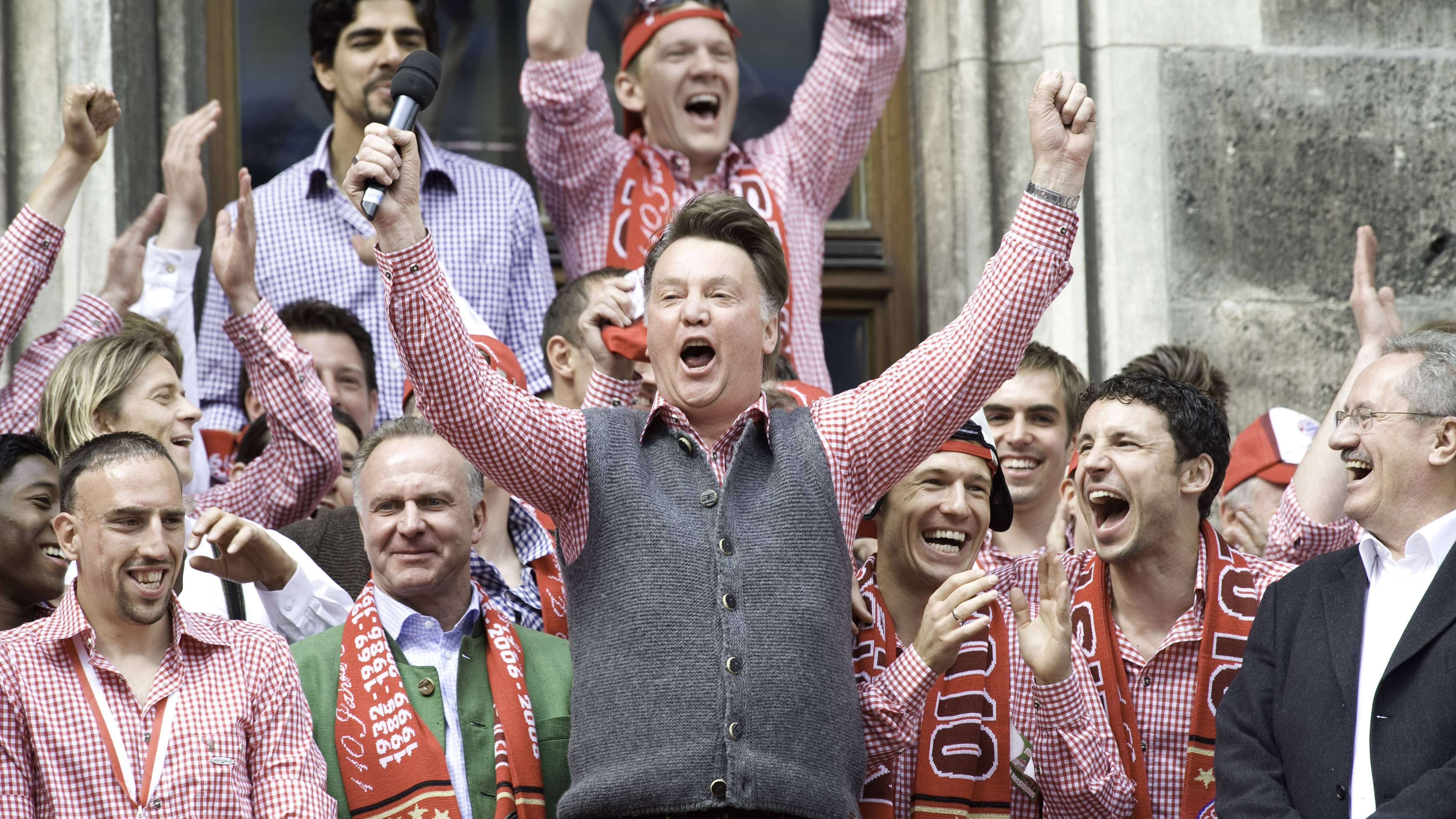 Louis van Gaal Balkon Kuss an alle Muttis von die Trainer von die Meisters