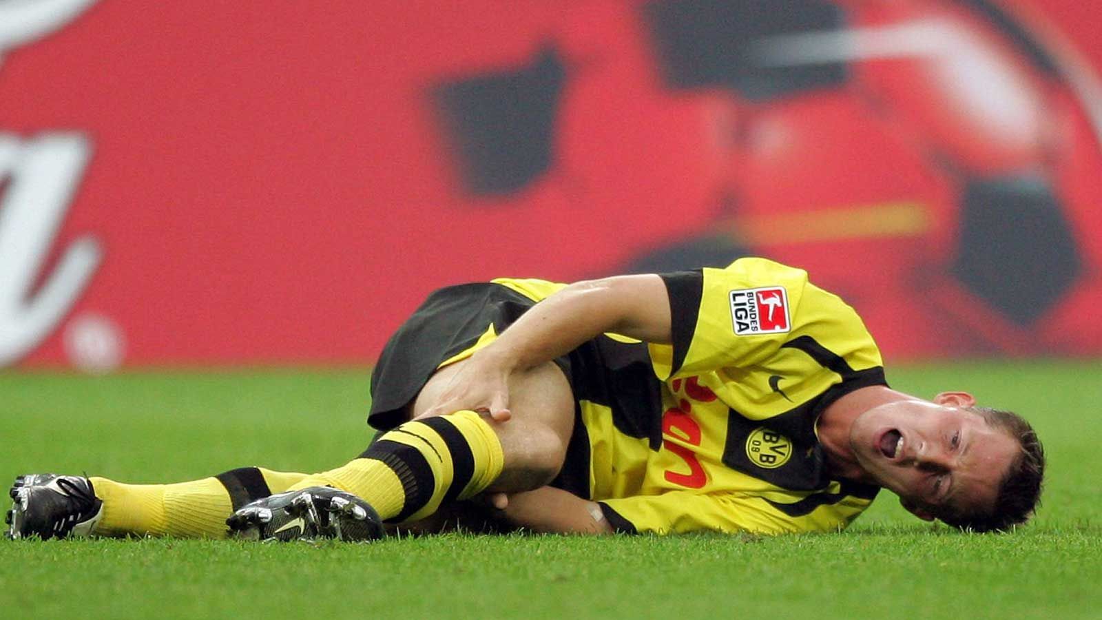 Cedric van der Gun suffering an ACL injury while playing for BVB