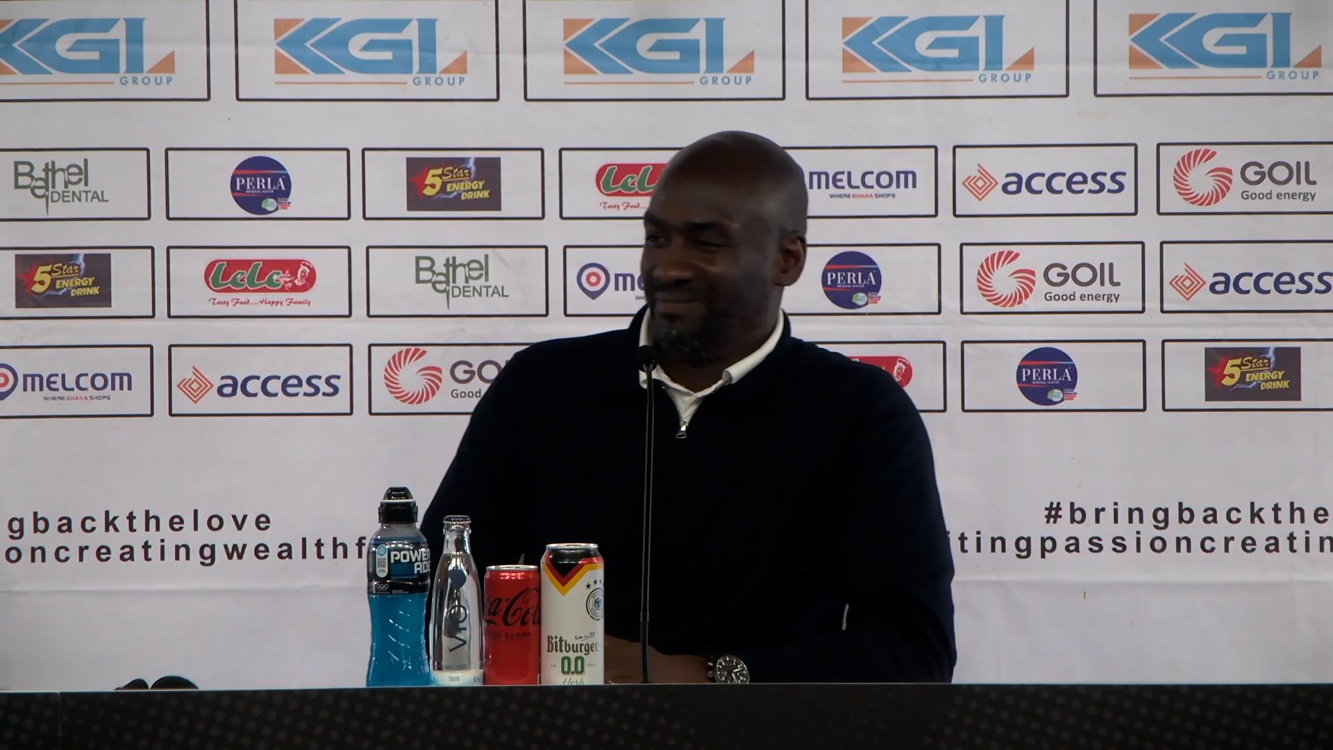 Otto Addo singt 'Happy Birthday' für Journalist und wird kurz darauf entlassen