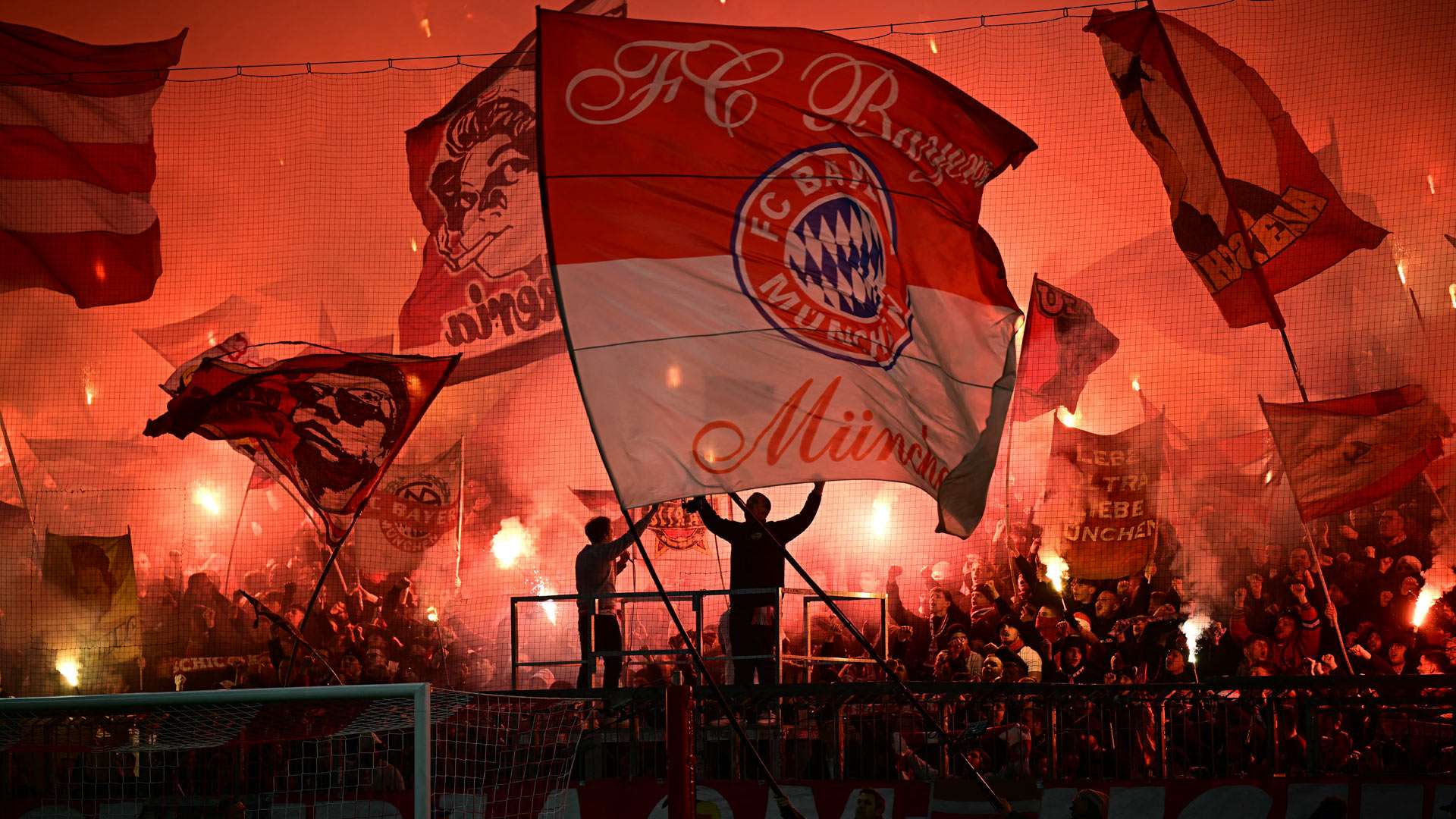 fc bayern fans pyro