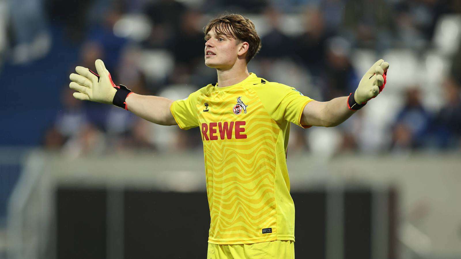 Jonas Urbig 1 FC Köln