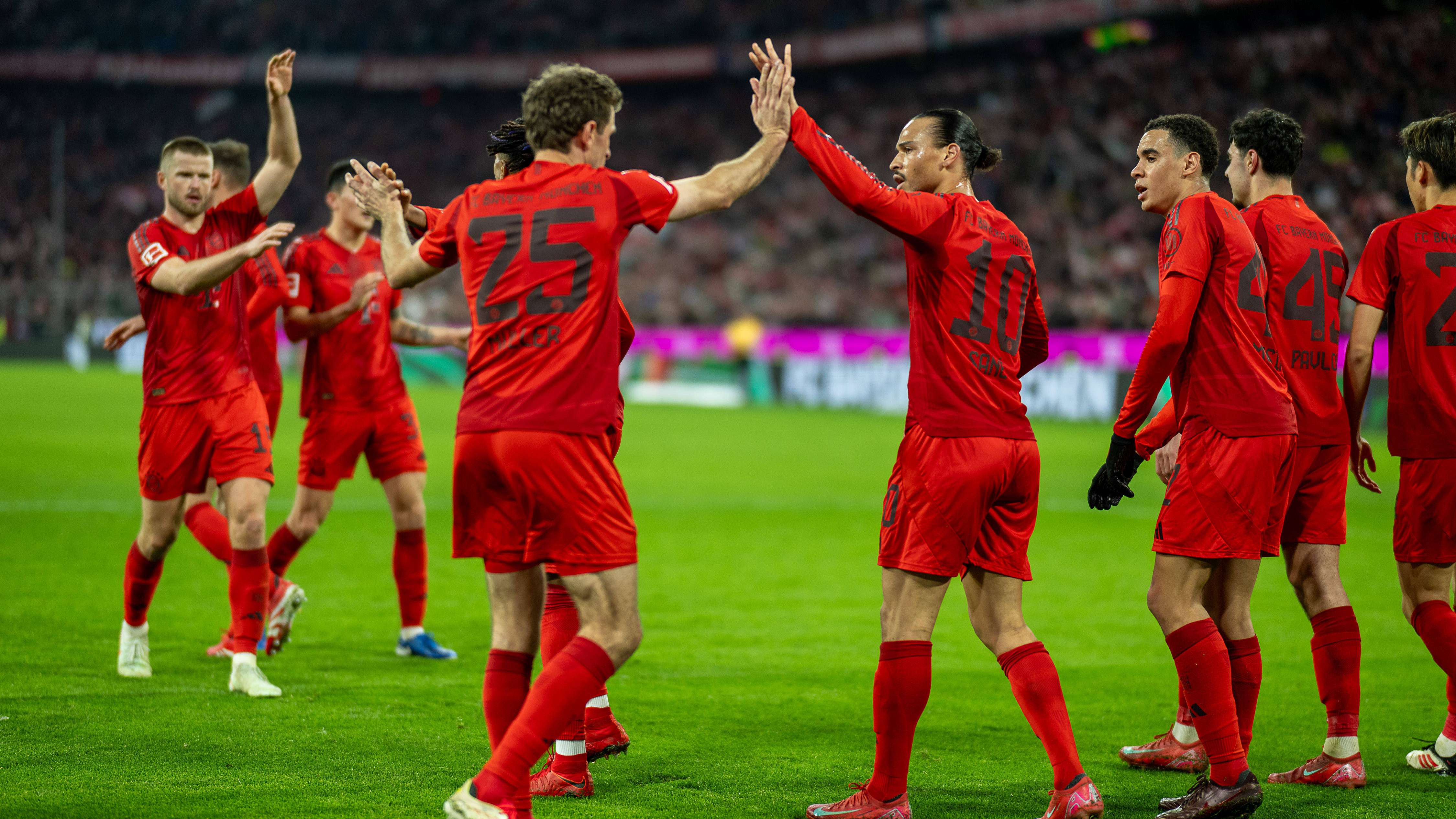 Die Spieler des FC Bayern München um Leroy Sané und Thomas Müller jubeln während des 4:0 gegen Eintracht Frankfurt. 