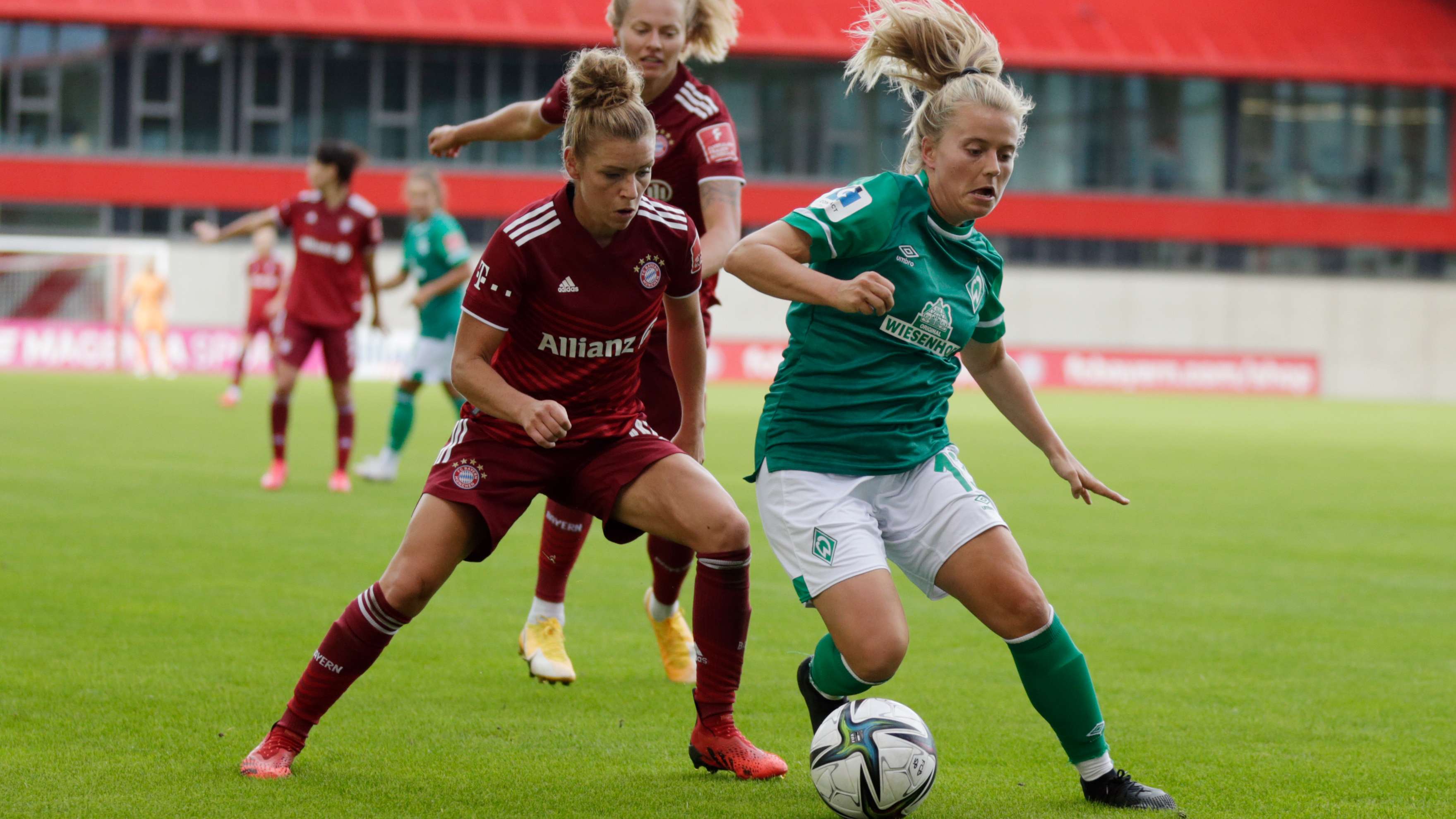 FC Bayern Muenchen v Werder Bremen - FLYERALARM Frauen-Bundesliga