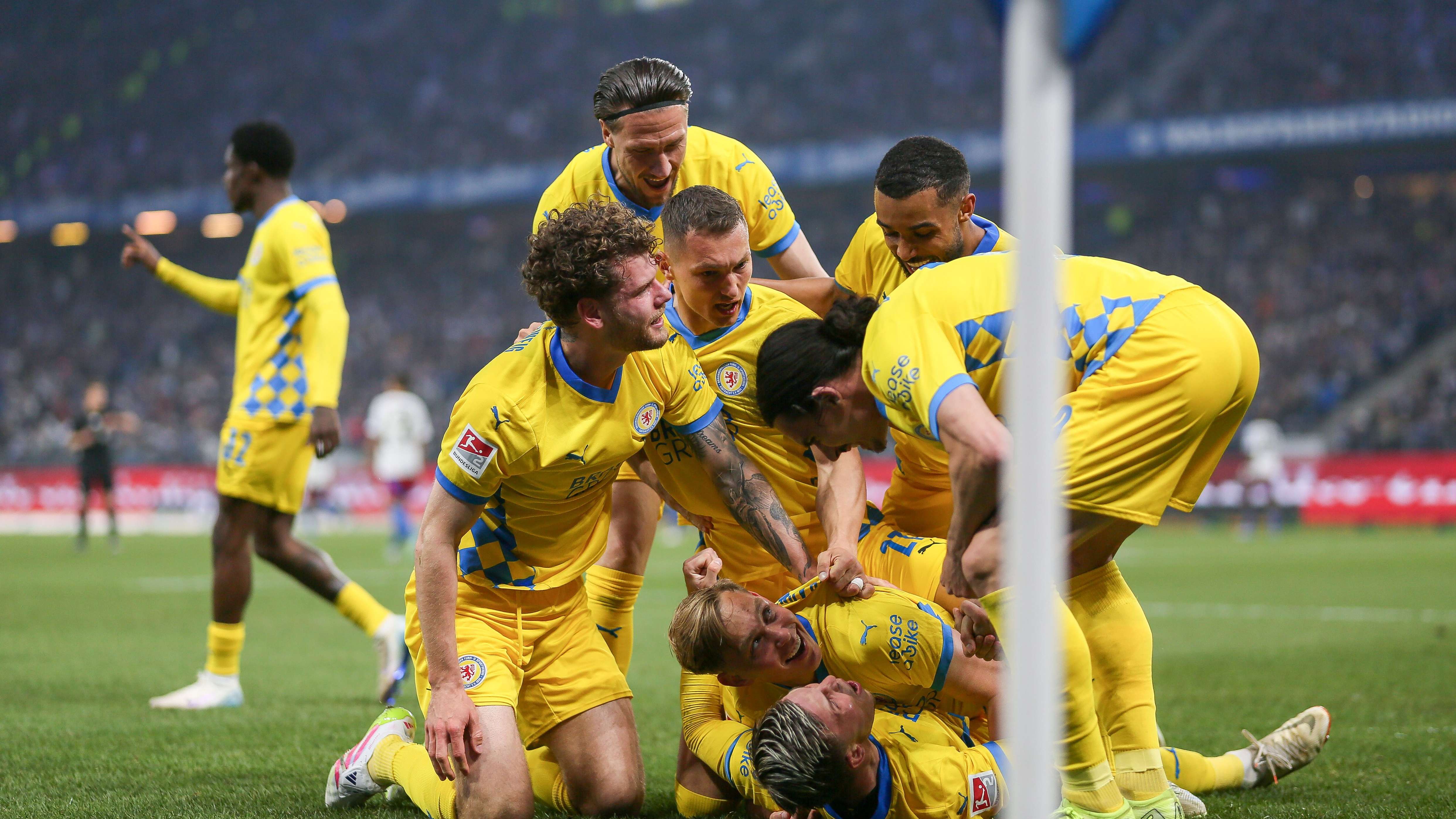 Hamburger SV v Eintracht Braunschweig - Second Bundesliga