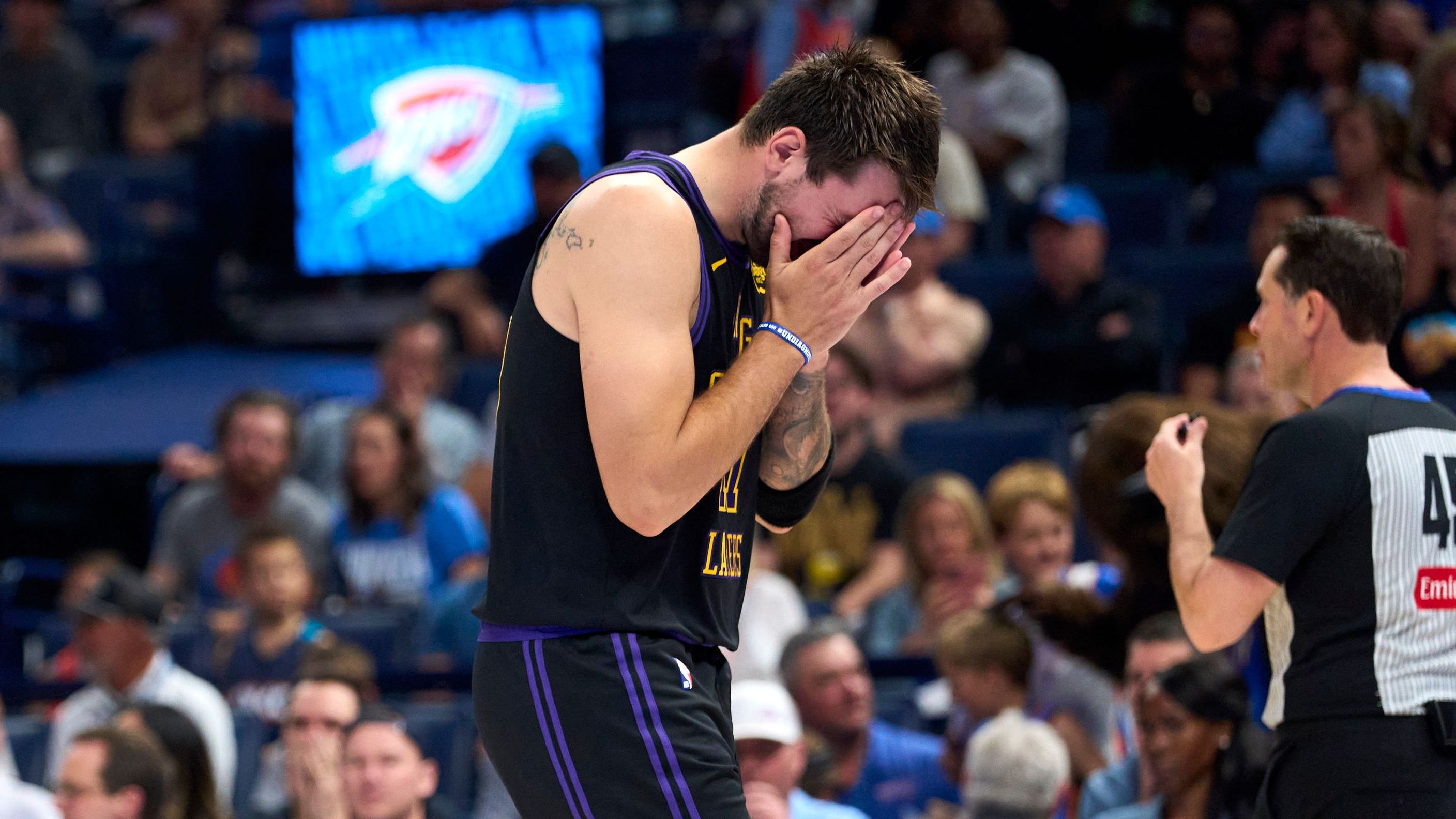 Große Sorgen um Luka Doncic und krasse Demütigung: Los Angeles Lakers erleben bitteren Abend gegen OKC - Dennis Schröder sorgt im Duell mit den Warriors für Ärger