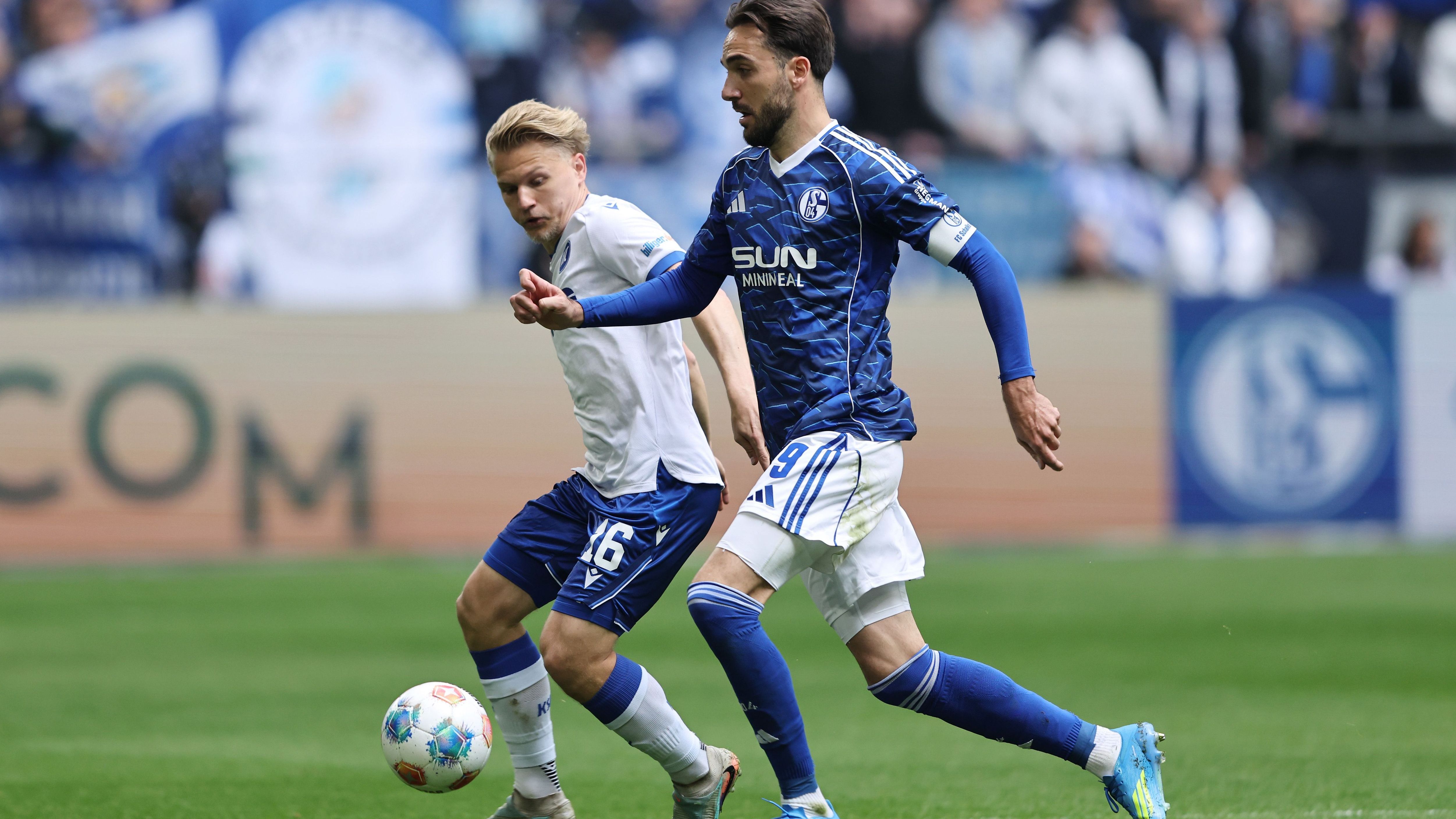 Kenan Karaman scores for Schalke 04