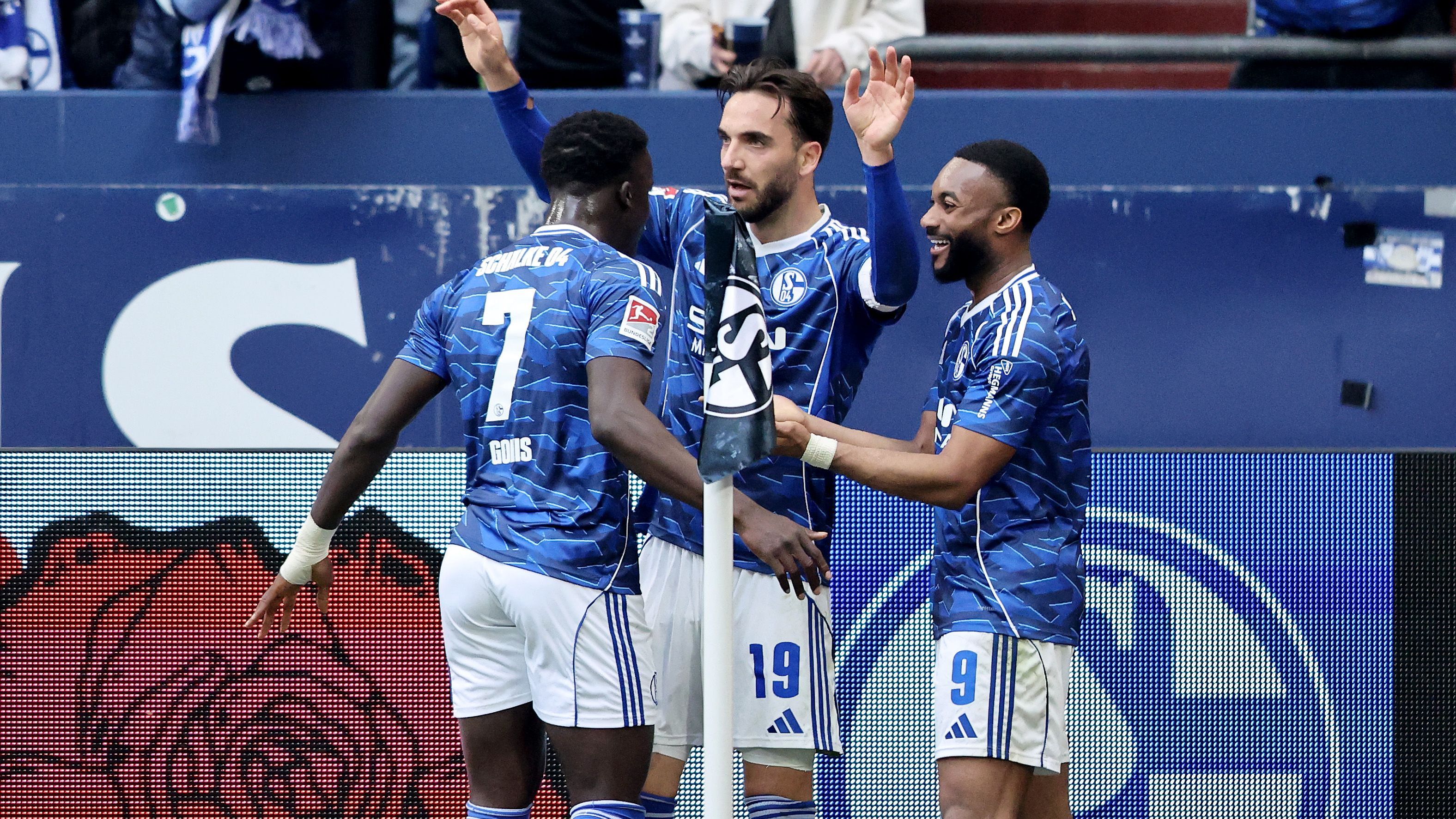 Schalke 04 siegt ohne Edin Dzeko! Kenan Karamans Traumkopfball erlöst S04