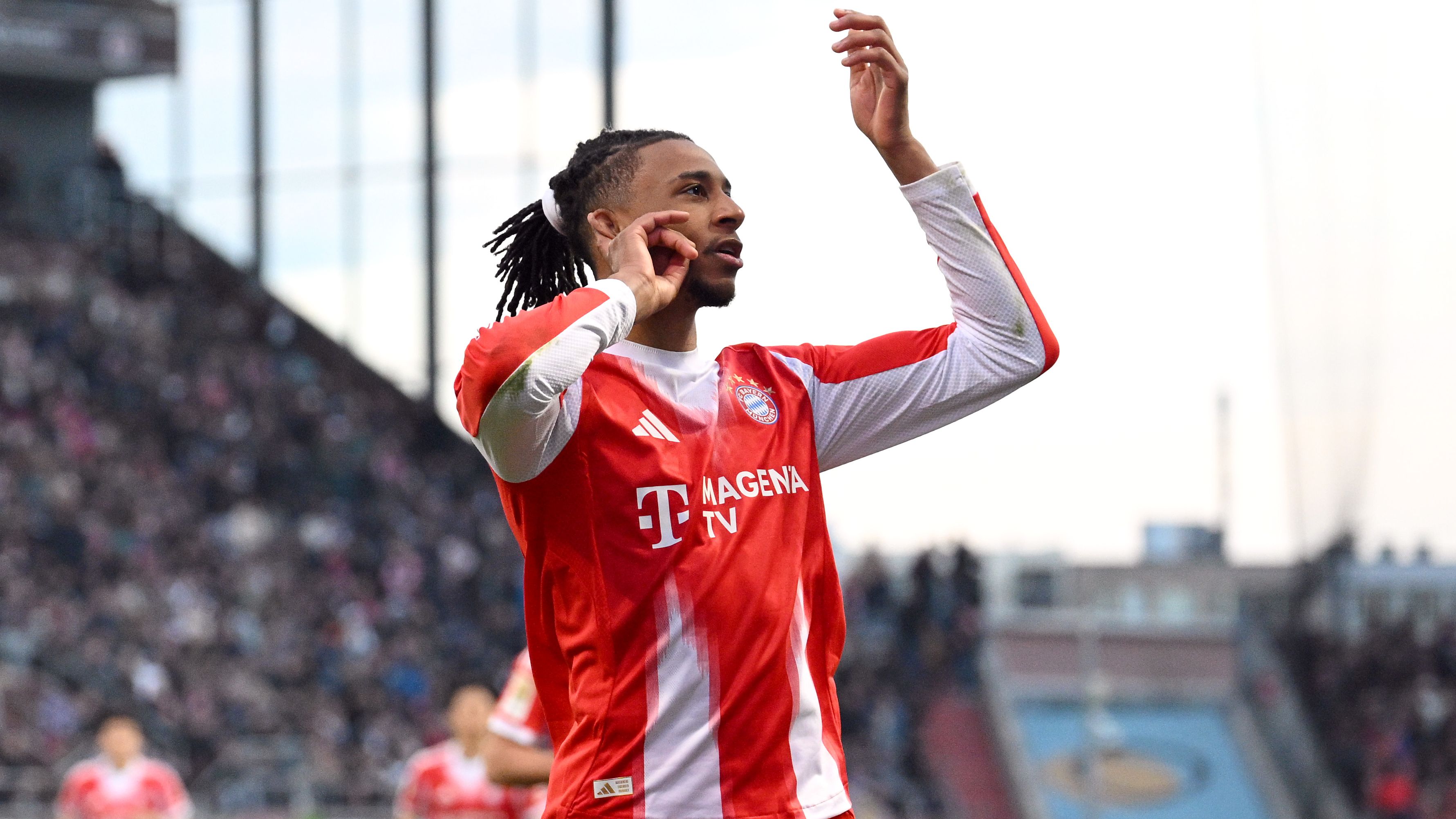 Pauli-Fan will Michael Olise abwerfen: Superstar des FC Bayern reagiert lässig