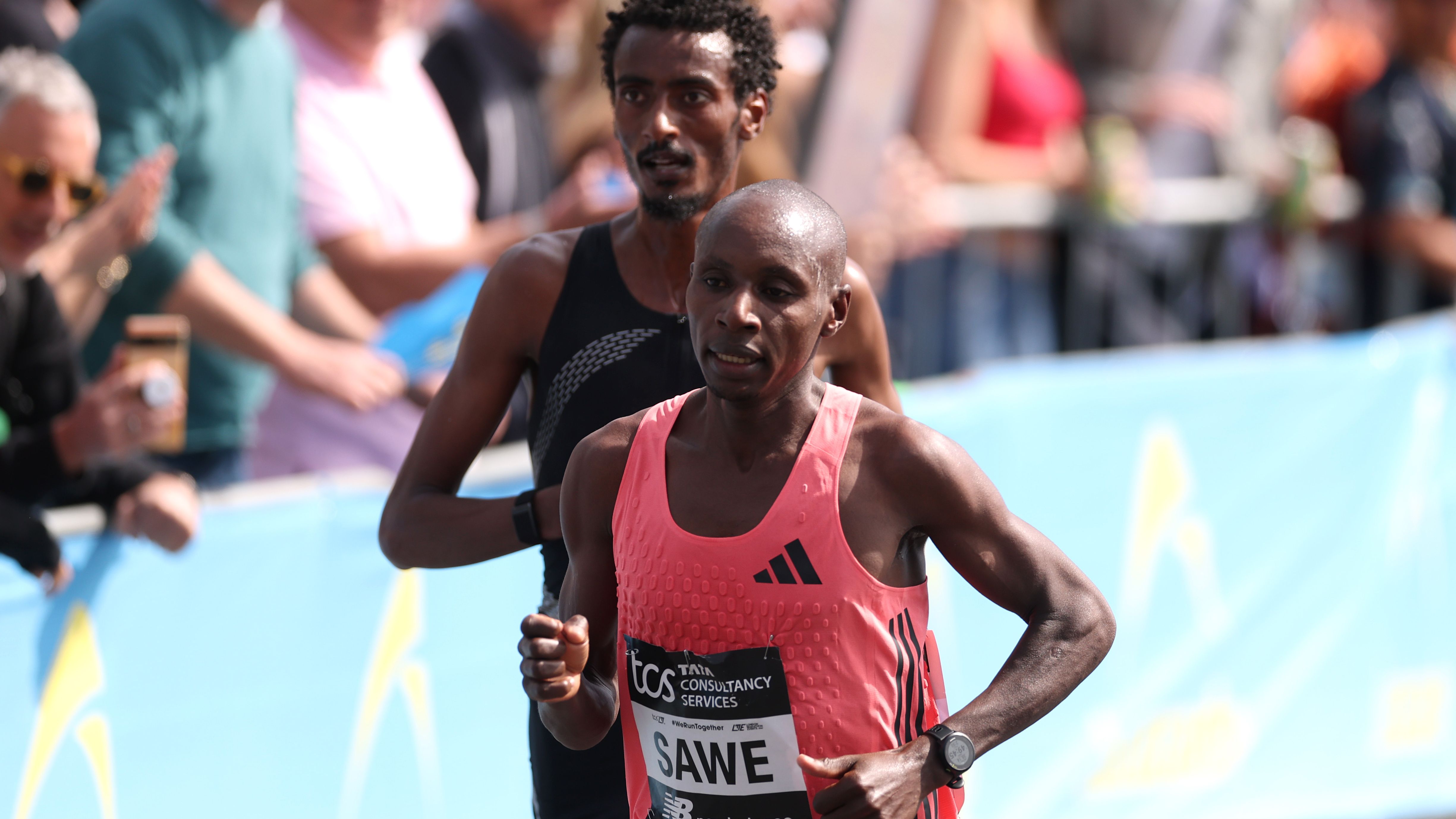 Das hat kaum jemand für möglich gehalten! Sabastian Sawe stellt in London neuen Weltrekord im Marathon auf - und durchbricht Schallmauer