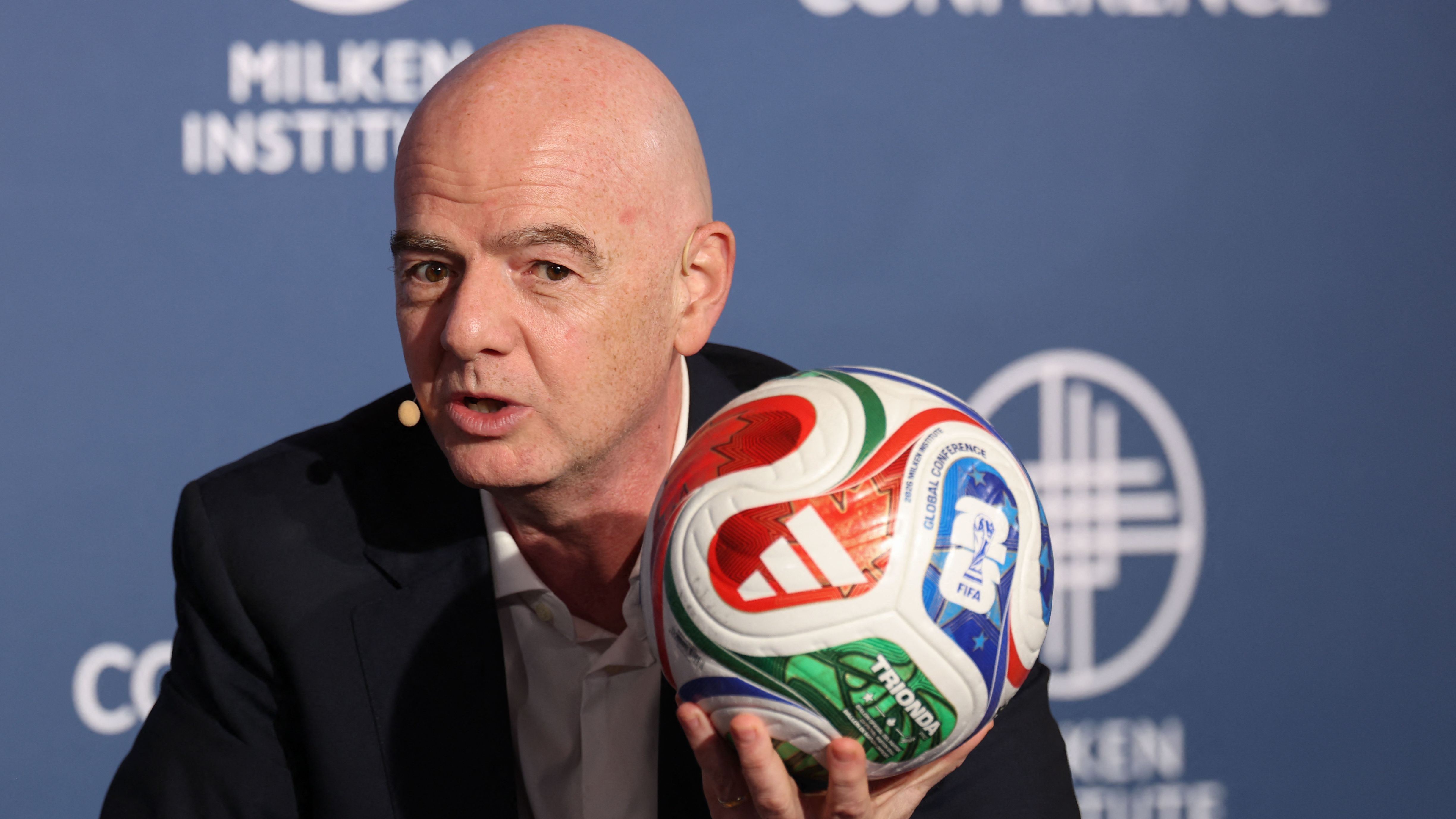 "Verschwörung": Französische Fußball-Legende zeigt FIFA-Präs
