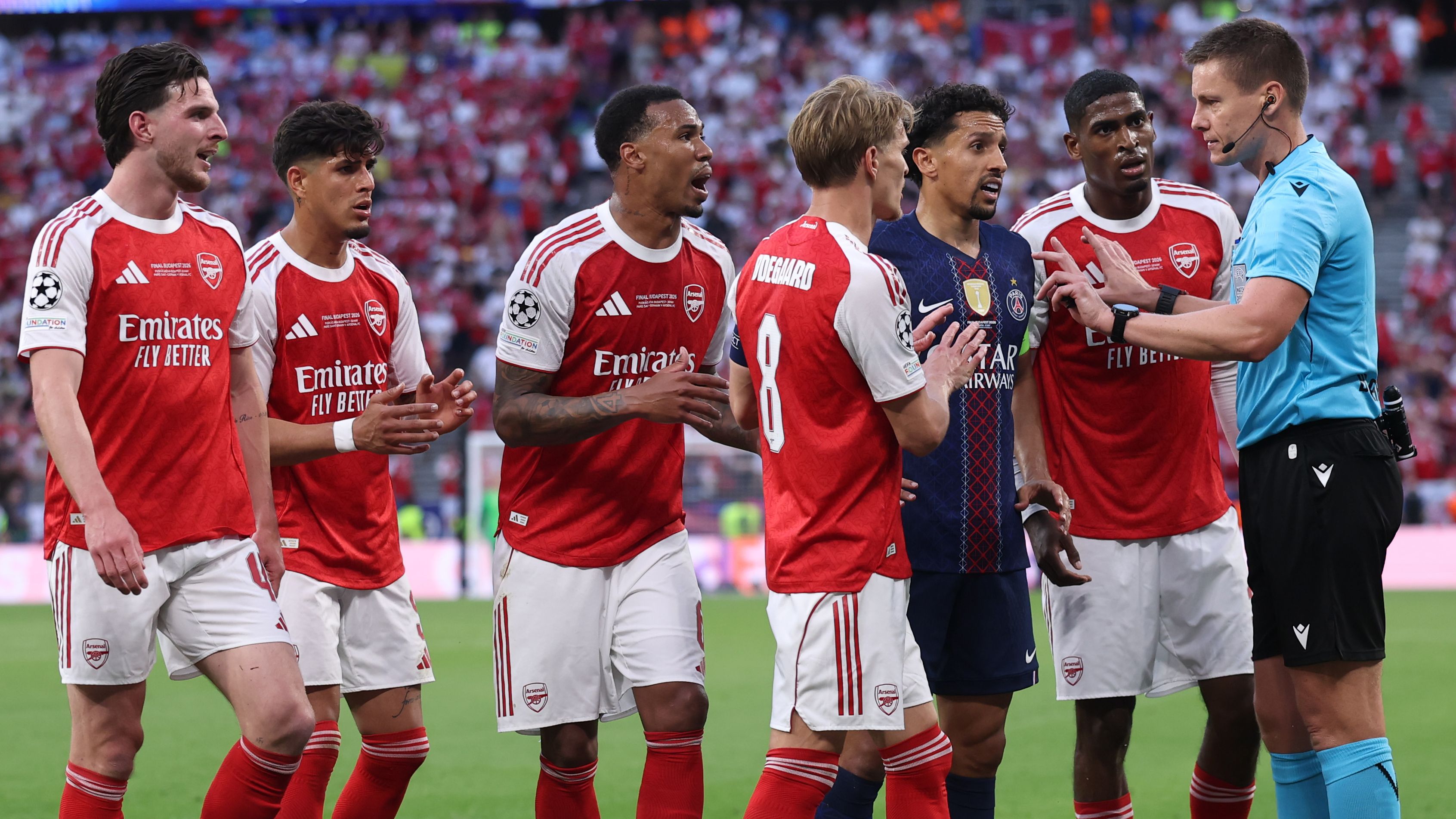 Arsenals Spieler waren fassungslos: Schiedsrichter Daniel Siebert geht im Champions-League-Finale ungewöhnlich gegen das Gunners-Zeitspiel vor